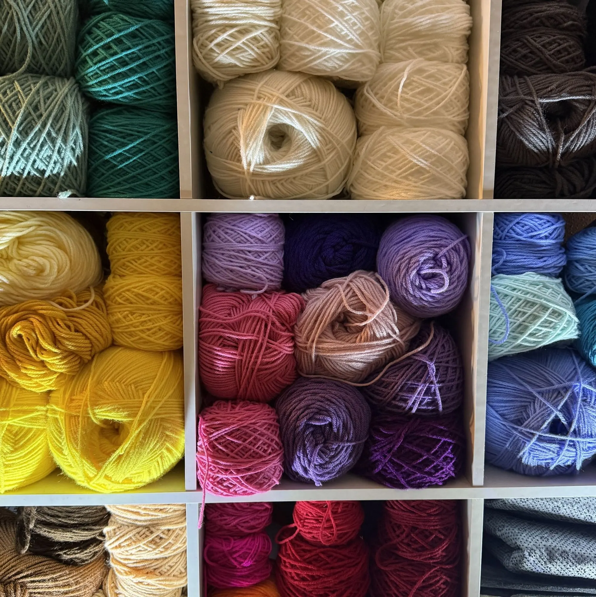 Le mur de laine colorée de l’atelier