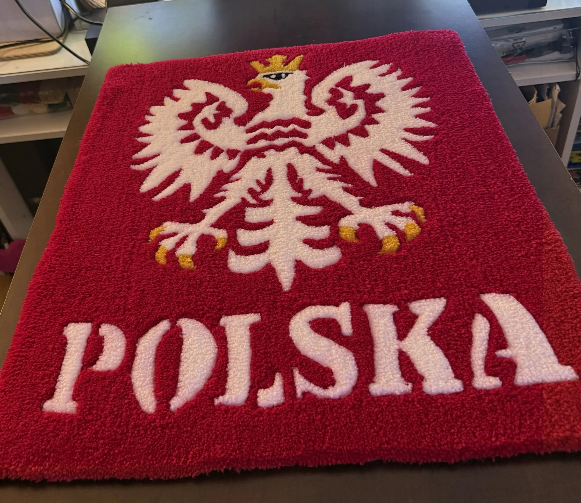 Tapis rouge avec l’aigle blanc de Pologne