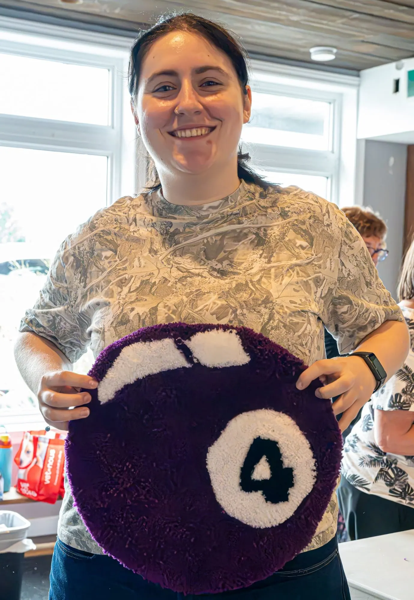 Participante souriante avec son tapis boule de billard no 4
