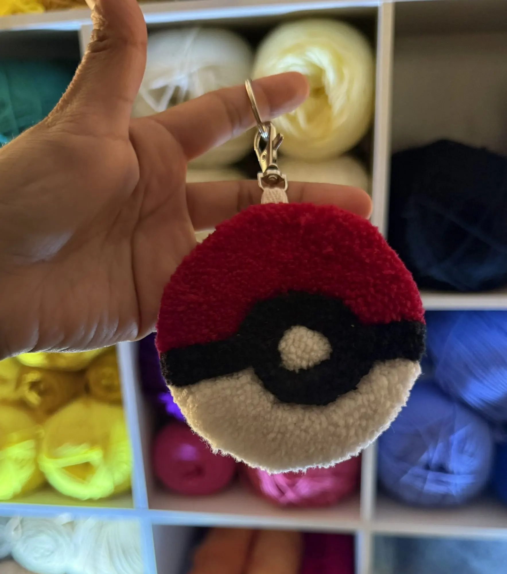 Porte-clés Poké Ball tufté